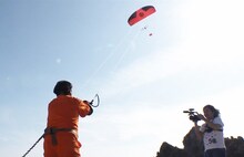 風力でスマホをフル充電できるかどうかを検証するバナナマン日村。(c)TBS