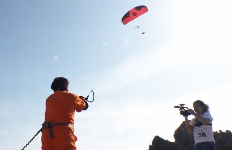 風力でスマホをフル充電できるかどうかを検証するバナナマン日村。(c)TBS