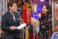 左からヒロミ、桐谷美玲。(c)日本テレビ