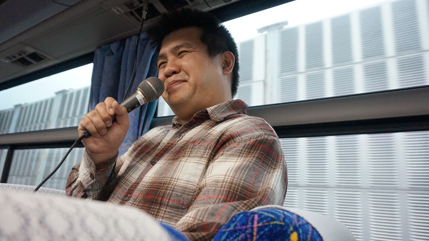バスの車内を盛り上げるジェラードン西本。