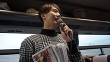 バスの車内を盛り上げるジェラードン海野。