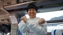 バスの車内でポーズを決めるジェラードンかみちぃ。