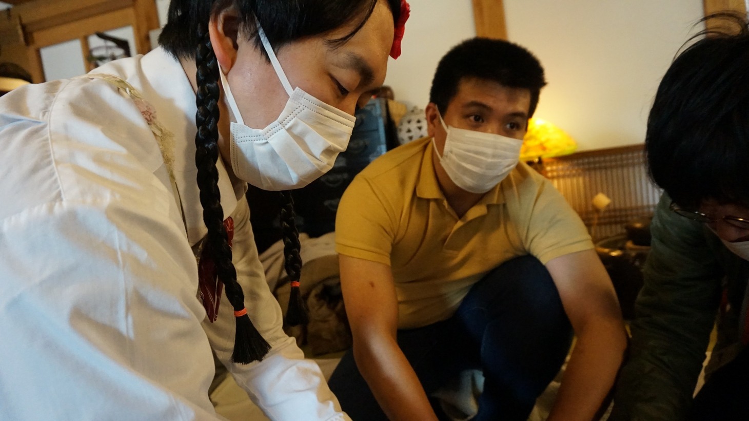 蕎麦打ちを体験する（左から）如月マロン、ジェラードン西本。