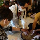 如月マロンがバスツアーで蕎麦打ち体験、ジェラ西本は巧みな手さばきで魅了