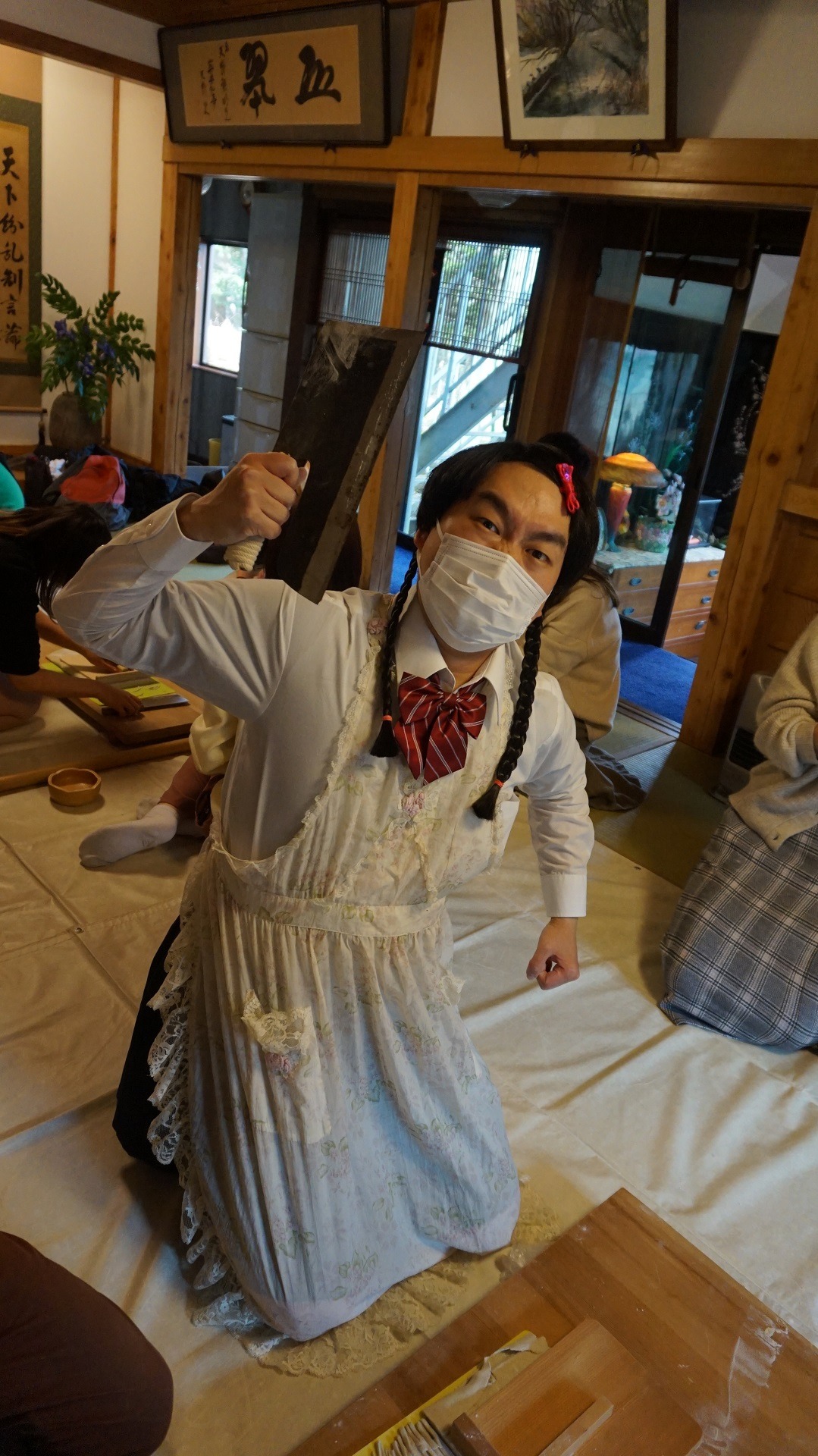 蕎麦打ちを体験する如月マロン。