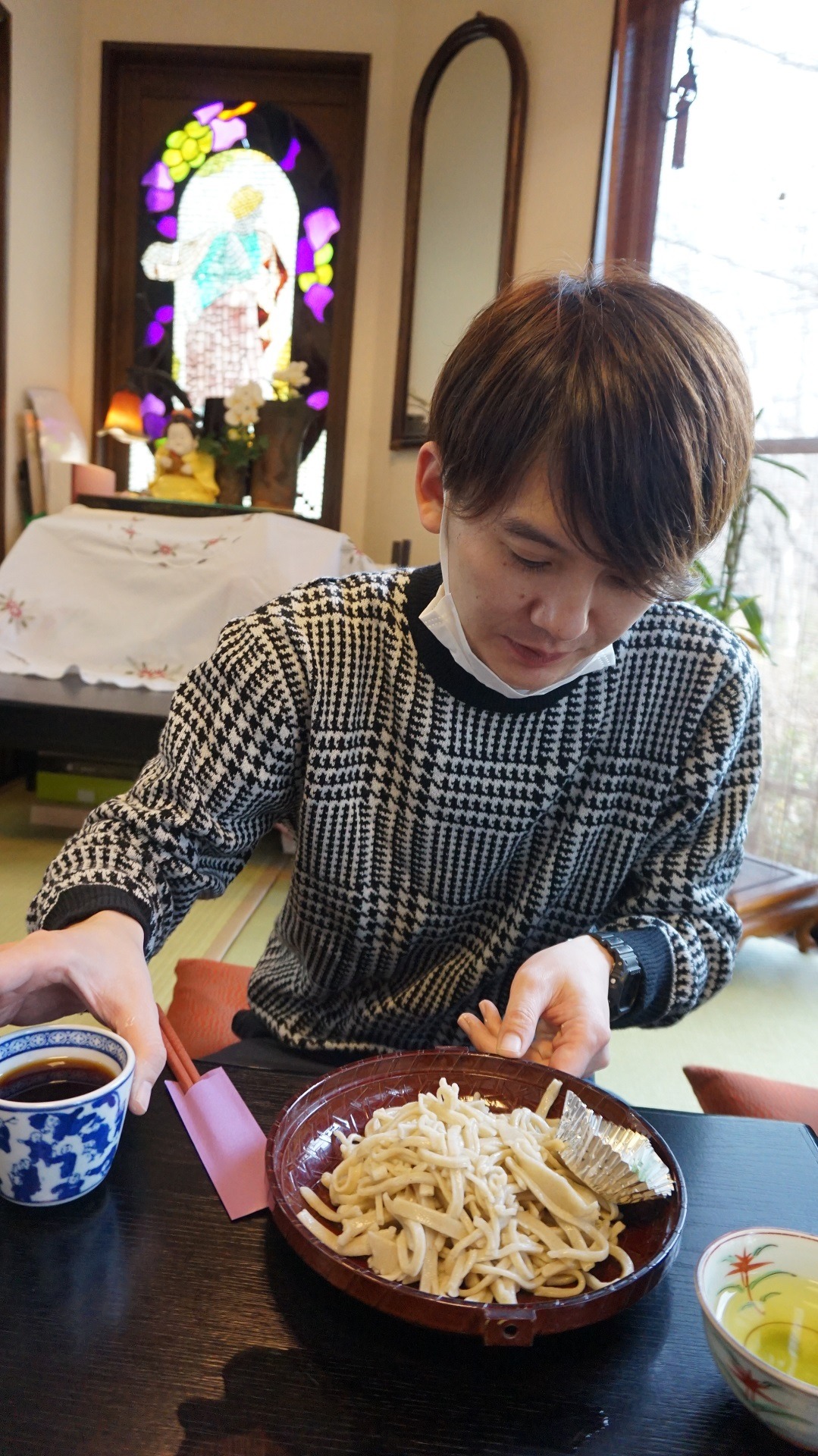 蕎麦を食べるジェラードン海野。