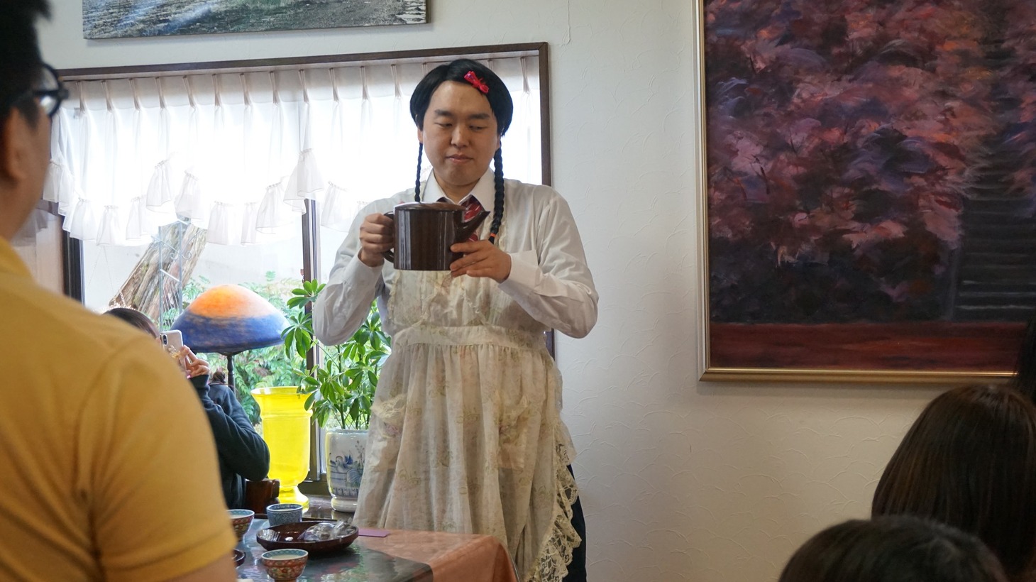 蕎麦湯を配る如月マロン。