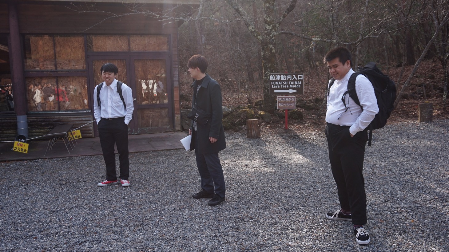 “共通の友人が場を離れてしまったため気まずい学生2人”に囲まれるジェラードン海野。