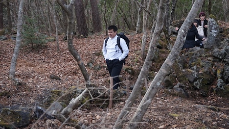 雑木林に現れた学生。