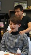 ジェラードン海野（手前）とヤンキーカップルの男性（奥）。
