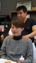 ジェラードン海野（手前）とヤンキーカップルの男性（奥）。