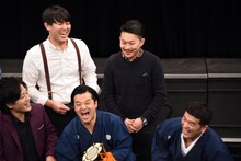 改めて“細稲垣”を披露するオズワルド伊藤（後列右）。