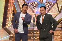 最終決戦でネタを披露するミルクボーイ。(c)M-1グランプリ事務局