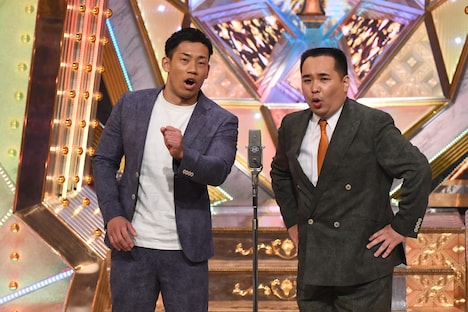 最終決戦でネタを披露するミルクボーイ。(c)M-1グランプリ事務局