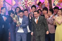 優勝したミルクボーイ。(c)M-1グランプリ事務局