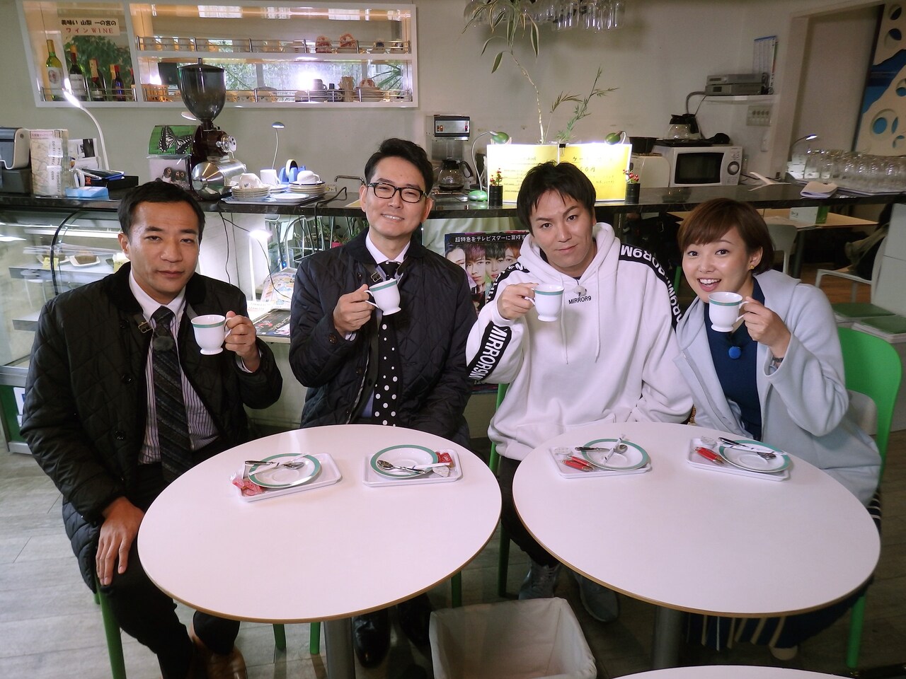左からナイツ、狩野英孝、糸井文菜アナウンサー。(c)KHB
