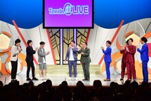 「Tawake戯LIVE」に出演し、祝福を受けるミルクボーイ。