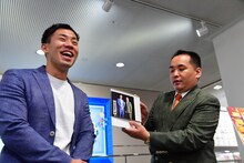 発売された自身のオリジナル卓上カレンダーを紹介するミルクボーイ。