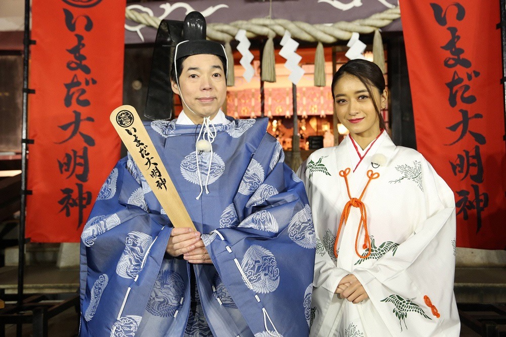 「いまだ大明神」に出演する（左から）今田耕司、みちょぱ。(c)フジテレビ