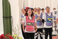 平野ノラ（手前中央）ら。(c)関西テレビ