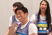 原口あきまさ（手前中央）ら。(c)関西テレビ