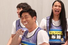 原口あきまさ（手前中央）ら。(c)関西テレビ