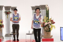 （左から）ロングコートダディ堂前と霜降り明星・粗品。(c)関西テレビ