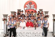 「千原ジュニアの座王～超豪華！人気芸人30人!!新春即興王SP～」の出演者たち。(c)関西テレビ
