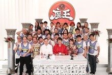 「千原ジュニアの座王～超豪華！人気芸人30人!!新春即興王SP～」の出演者たち。(c)関西テレビ