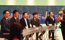 「ハンサムジョーのゴッド5」に出演する（左から）おぎやはぎ、フットボールアワー、MCのハンサムジョー。(c)フジテレビ