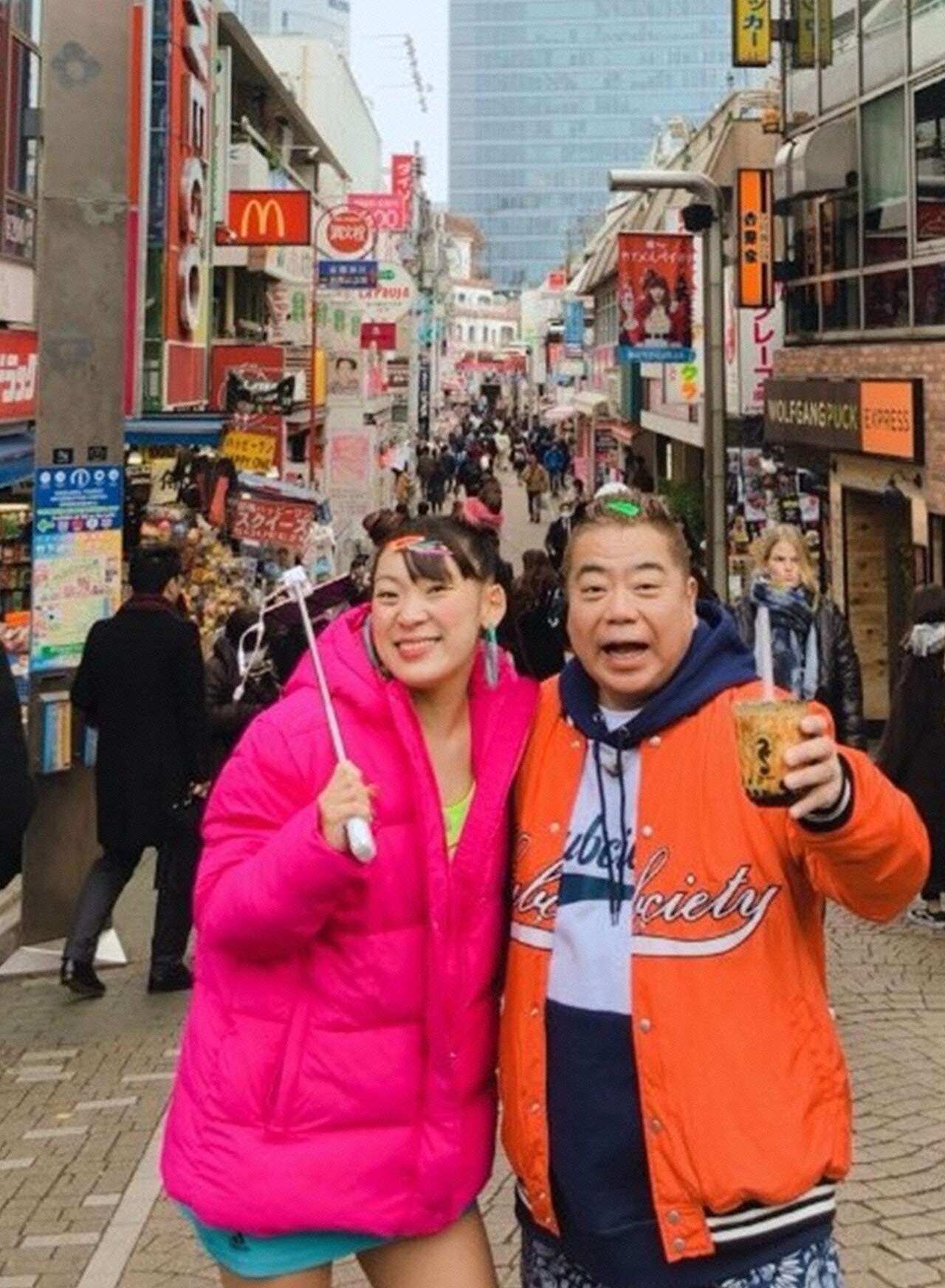 左からフワちゃん、出川哲朗。(c)日本テレビ