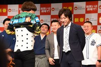 骨折したチーモンチョーチュウ白井のコルセット姿に、うしろのチョコレートプラネットは「腰、ジェイソン！」と喜ぶ。