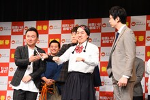 如月マロンの想像の余談として「ファンに3回ほど現金もらってます」と述べるかまいたち山内（左）。