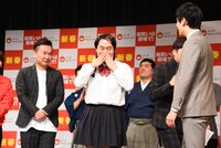 あらぬ余談を言われて慌てる如月マロン（中央）。