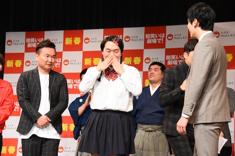 あらぬ余談を言われて慌てる如月マロン(中央)。