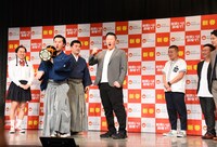 狂言ネタをする者同士で対決するすゑひろがりず南條とチョコレートプラネット長田。