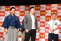 狂言ネタをする者同士で対決しようとしたが、ごちゃごちゃっとなって苦笑いするすゑひろがりず南條とチョコレートプラネット長田。