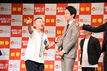 松尾IKKOに捕ってしまう、ミッツ・マングローブに似ているかまいたち濱家（右）。