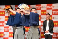 ピンク・レディーの「UFO」を伝統芸能風にして披露する、すゑひろがりず。