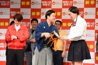 鼓にサインしてもらおうとするすゑひろがりず南條。