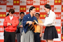 鼓にサインしてもらおうとするすゑひろがりず南條。