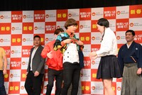 コルセットにサインしてもらおうとするチーモンチョーチュウ白井。