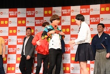 コルセットにサインしてもらおうとするチーモンチョーチュウ白井。