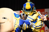 1月13日まで、グッズを1000円以上買った人にEXIT、アキナ、アインシュタインのしおりがプレゼントされる。