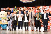 会見に出席した、会見に出席した(前列左から)佐久間一行、チョコレートプラネット、かまいたち、チーモンチョーチュウ。(後列左から)あべこうじ、ビッグマウンテンヒデオー、すゑひろがりず、ジェラードン。