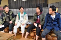 足湯に浸かるダイアン・ユースケ、NON STYLE石田、ミサイルマン岩部、ダイナ津田。