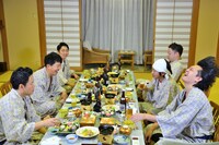 酒を酌み交わしながら語る同期芸人たち。