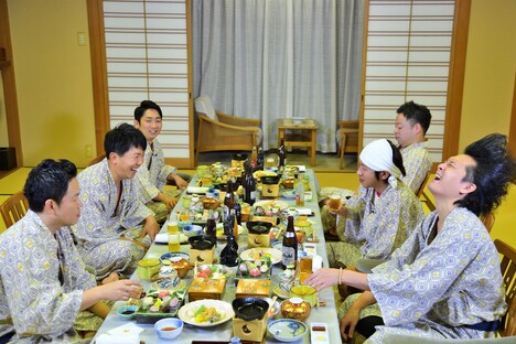 酒を酌み交わしながら語る同期芸人たち。