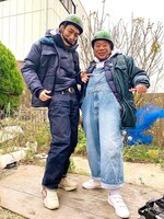 草なぎ剛（左）と出川哲朗（右）。