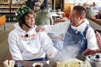 香取慎吾（左）と出川哲朗（右）。